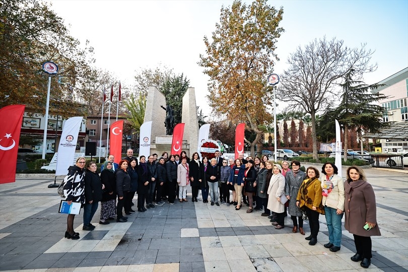 Kadın Meclisi, Atatürk Anıtı’na Çelenk Sunarak Saygı Duruşunda Bulundu